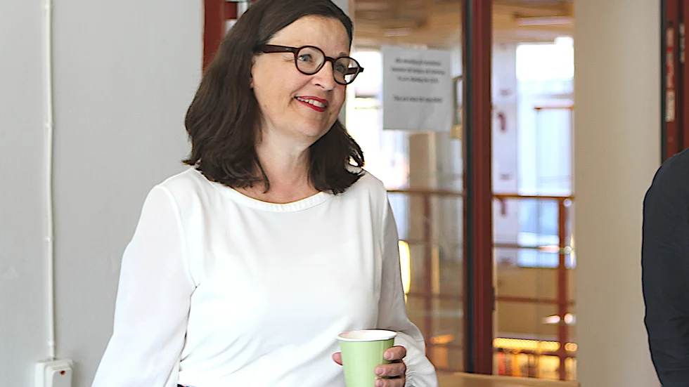I blåsväder. Utbildningsminster Anna Ekström (S).
