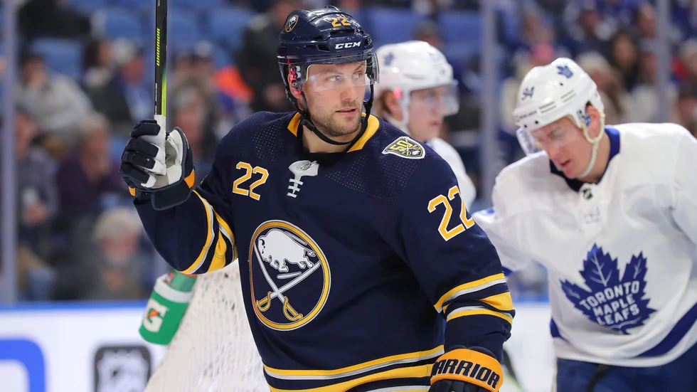 Johan Larssons klubblag Buffalo Sabres har sparkat sin vd.