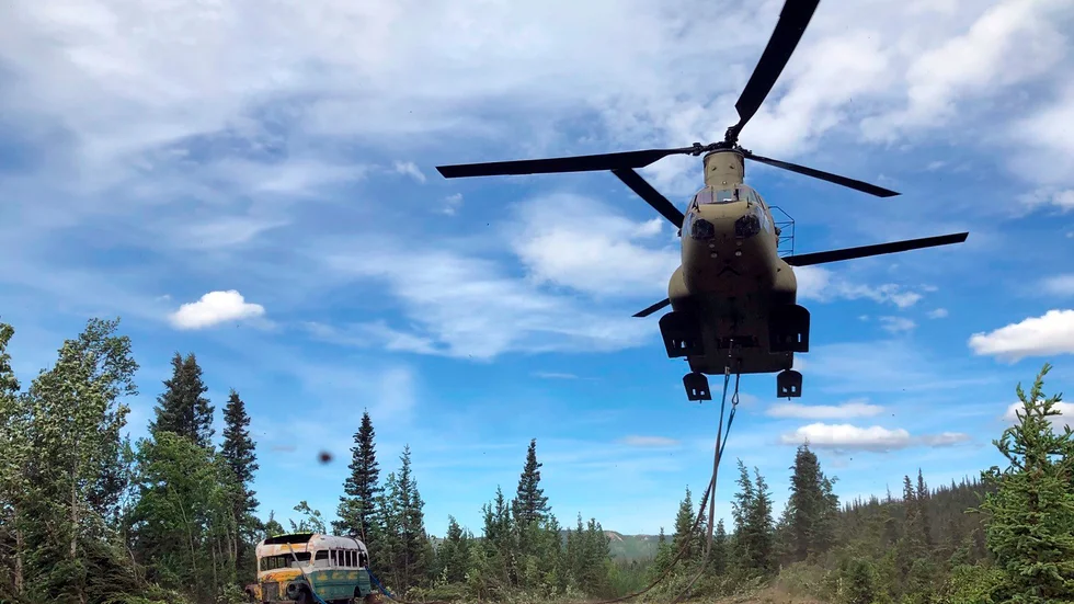 Alaska National Guard fraktar bort bussen, som blivit populär genom boken och filmen "Into the wild", med en militärhelikopter.