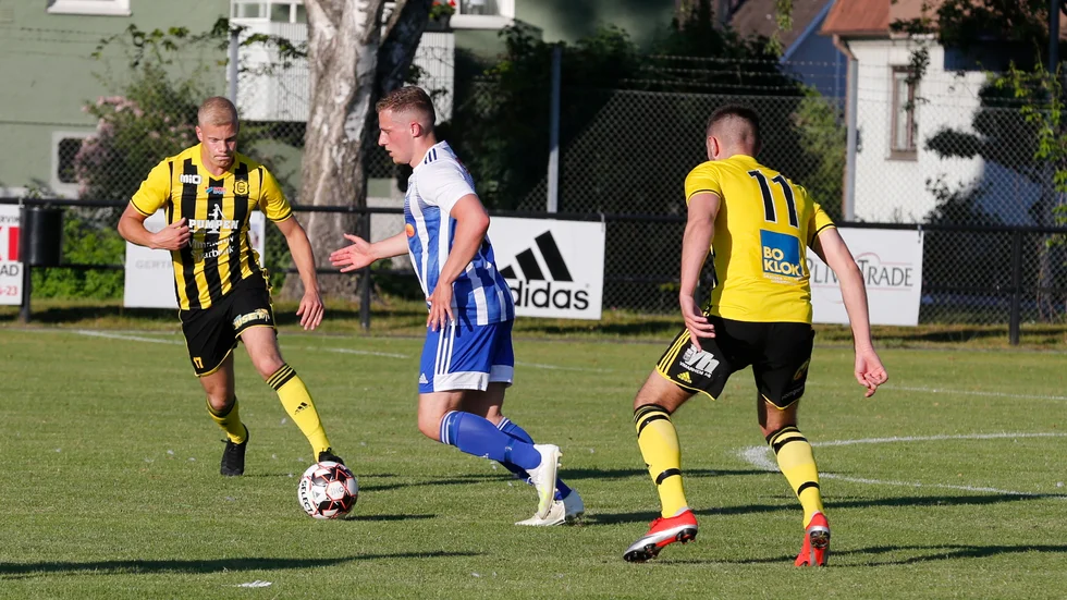 IFK:s Karl-Viktor Söderquist uppvaktad av Gullringens Erik Ståhlgren, till vänster, och Haris Dreco.