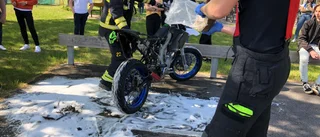Moped började brinna vid Luddes entré