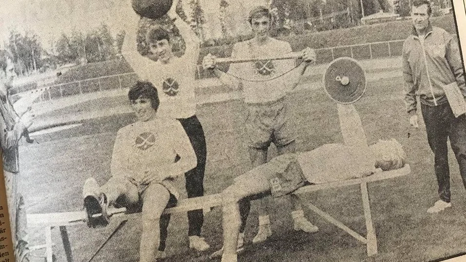 Kuriren för 50 år sedan: Svenska bandyförbundets konsulent Curt Einarsson, Peter "Nille" Nilsson, Hans Carpman, Håkan Ohlsson, Kjell Österberg och UK-kapten Walter Jagbrant vid filminspelningen på Backavallen.