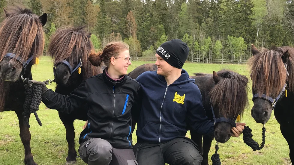 Sara och Anton har kärleken till hästar gemensamt. "Körning skiljer sig rätt mycket från ridning. Jag är van vid att använda benen. Men när jag sparkar i vagnen händer det ingenting, skrattar Sara.
