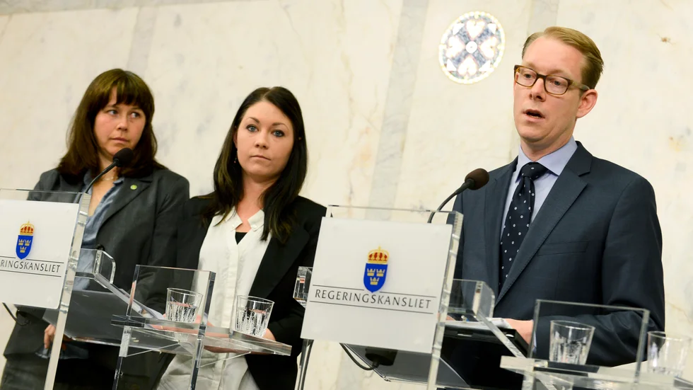 Migrationsminister Tobias Billström (M) presenterar en fördjupad uppgörelse om vård för papperslösa med Åsa Romson (MP), Maria Ferm (MP) och socialminister Göran Hägglund (KD) (ej i bild) i juni 2012.