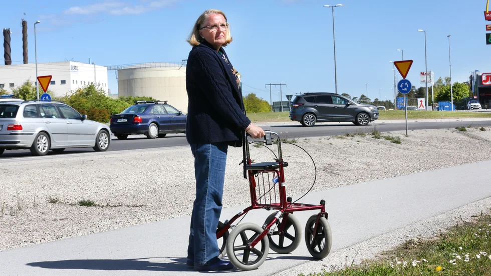 För fem veckor sedan blev Maude Wallin påkörd av en cyklist på elcykel. Hon kastades av sin cykel och landade på höften som fick opereras. Nu har hon svårt att gå och kan inte sova på grund av smärta.
