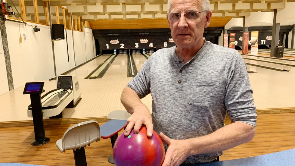 Ringfingret får inte längre plats i bowlingklotets hål.
