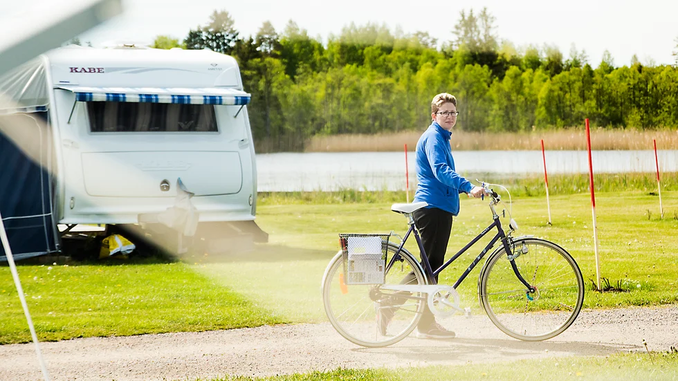 Jessica Silow på Djulöbadets camping och stugby, strax utanför Katrineholm, informerar och inspekterar så att gästerna följer reglerna.