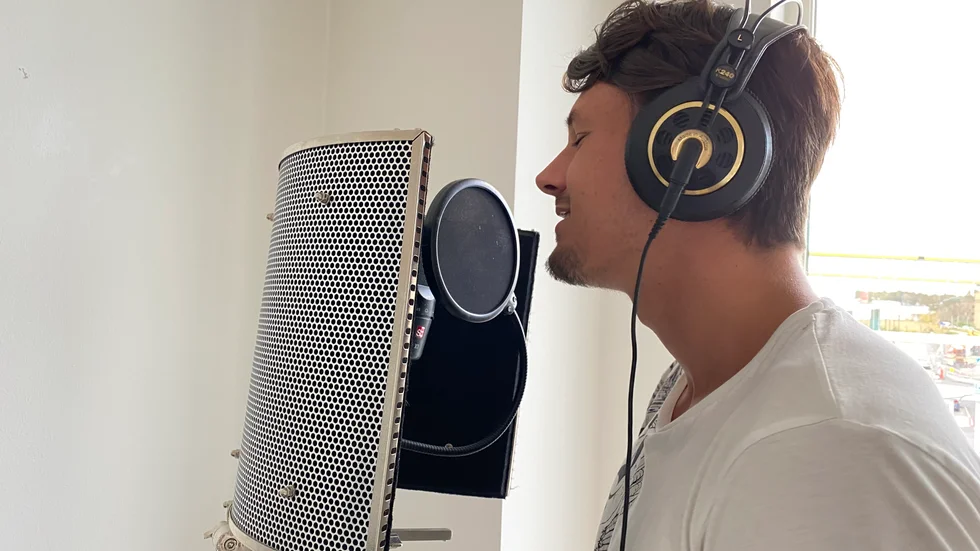 Stefano Vecchia sjunger själv på låten.