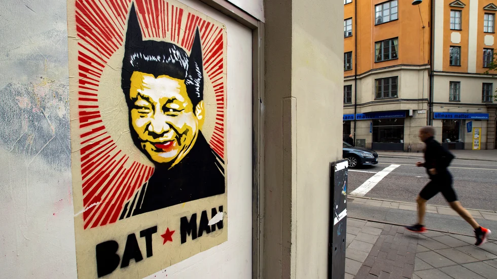 Ett av konstnären Irons alster som dök i Stockholm i början av coronakrisen. Teckningen föreställer Kinas president Xi Jinping med fladdermusöron, under står texten "BAT MAN".