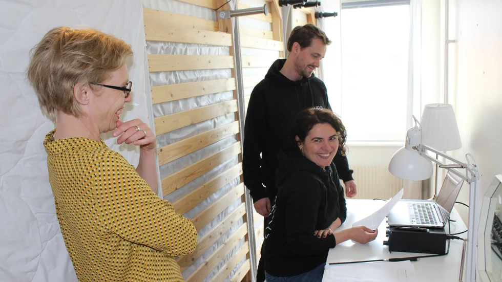 Upp med sängarna och så har en teaterlägenhet blivit en inspelningsstudio. På bilden AnnaLina Hertzberg, Ian Moström och Luiza Stanescu.