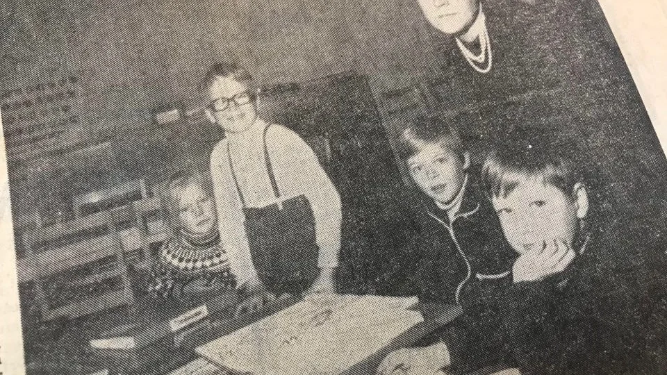 Kuriren för 50 år sedan: Invandrarna blir allt fler i Hälleforsnäs och fröken Tuula Hulkkonen är språklärare. Hon undervisar 24 barn i svenska. Kari, Tarmo, Raija och Vesa ingår i en av grupperna. Ingen av barnen kan tala svenska, men de lär sig snabbt de viktigaste orden.