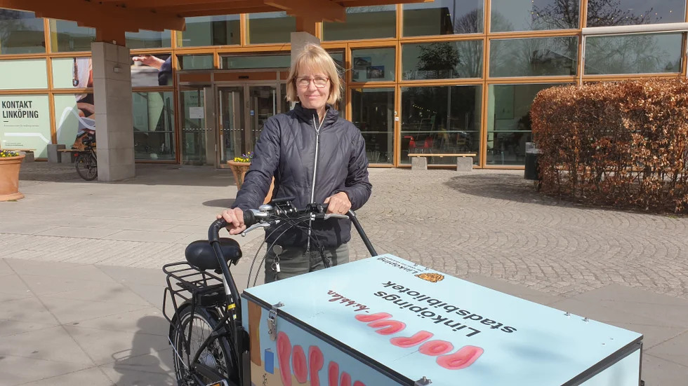 Kristina Lundwall, bibliotekarie på stadsbiblioteket i Linköping, är redo att cykla ut till låntagarna med böcker. 