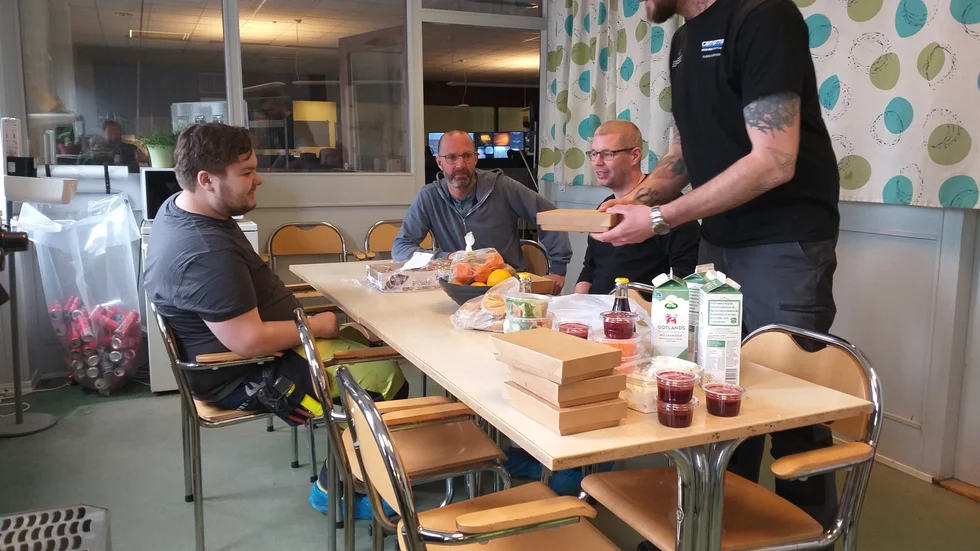 Andre Andersson, Ola Johansson, Ollie Löfqvist och Robin Söderstrand på Cementas driftcentral får inte äta med sina kollegor i matsalen längre. Istället levereras matlådor direkt till avdelningen.