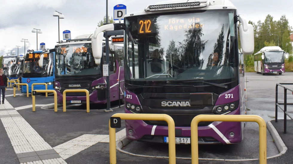 På fredagen rymdes alla i bussen, som här är på väg att lämna busstationen. Tidigare i veckan har dock resenärer lämnats kvar. 