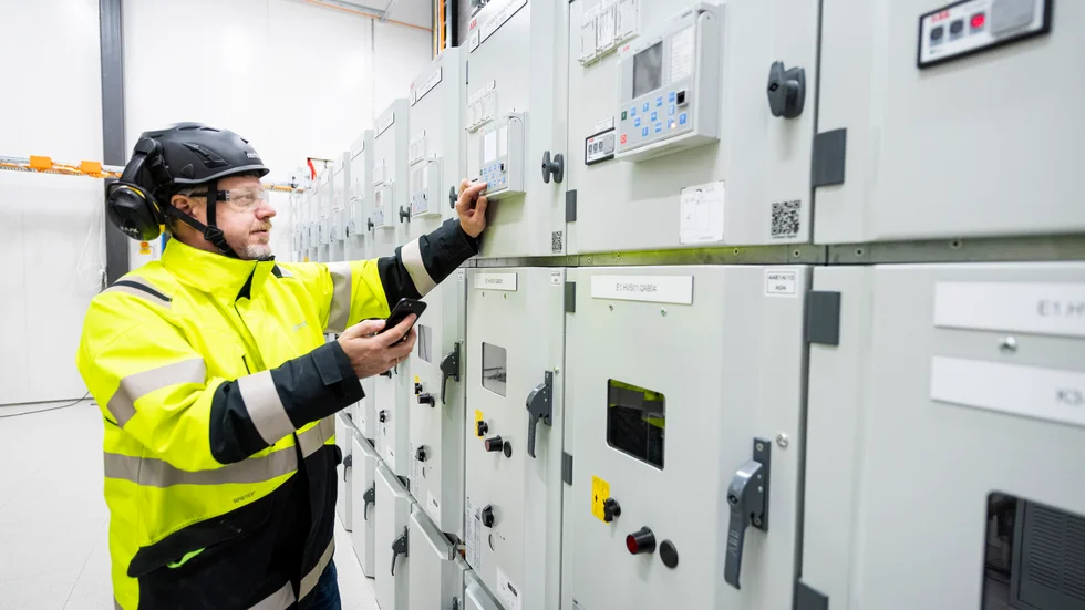 Peter Spännare, ABB, arbetar med installationer i Northvolt Lavs demofabrik i Västerås
