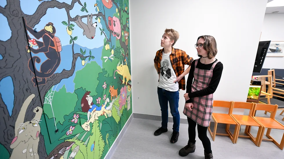 Noel Eriksson och Patrica Edlund är nöjda med resultatet på väggmålningen i väntrummet på operation. ”Hela klassen har hjälpts åt att måla, kommit med idéer och lagt ner många timmar. Jag skulle gärna måla på fler ställen”, säger Noel.