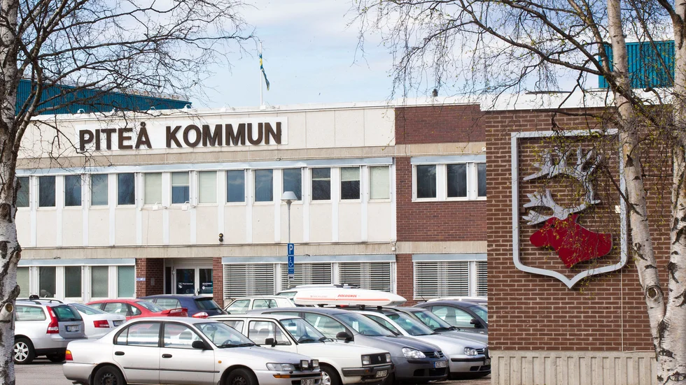 Det är fortsatt tyst från kommunen när det gäller familjehemsflickan Emmy.