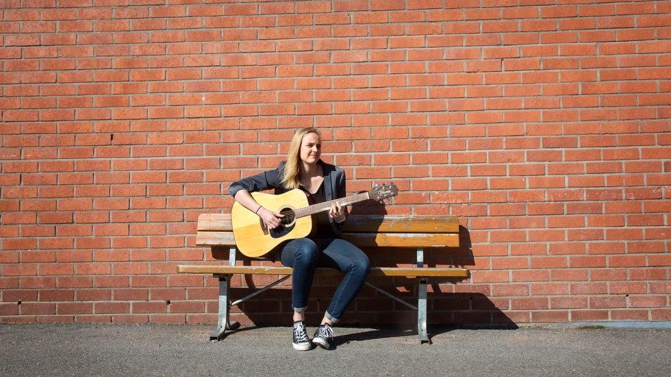 Hon lämnade planerna på att bli hjärnkirurg för att satsa på musiken. I början av maj släpper artisten Elin Evelina sin första singel.