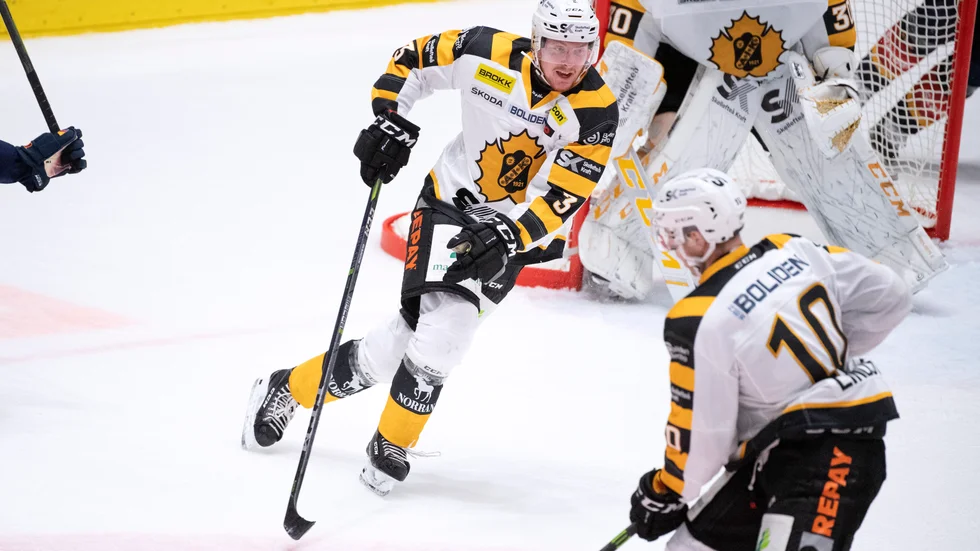AIK-backen Niclas Burström är åter i laguppställningen när AIK möter Linköping på bortaplan under torsdagen.