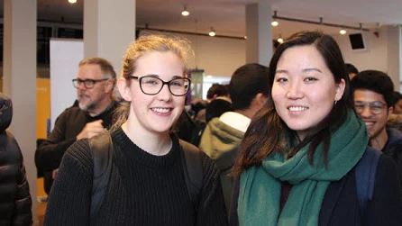 Anna och Lovisa - studenter på KTH som besökte P.S. Saknar dig. Foto: Pressbild