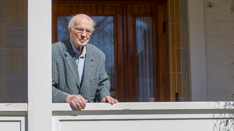 Den blivande 100-åringen Carl-Ivar William håller sig hemma i huset i Hyddmarken i coranatider. Där har han bott i hela sitt liv.