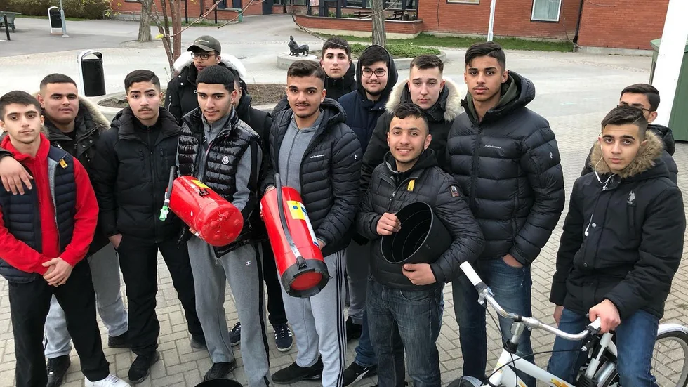 Ungdomarna var snabba att agera då det började brinna i ett skogsbryn bakom Kunskapens hus i Klockaretorpet i lördags.