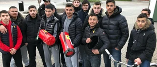 Tonårskillar ryckte ut och släckte brand