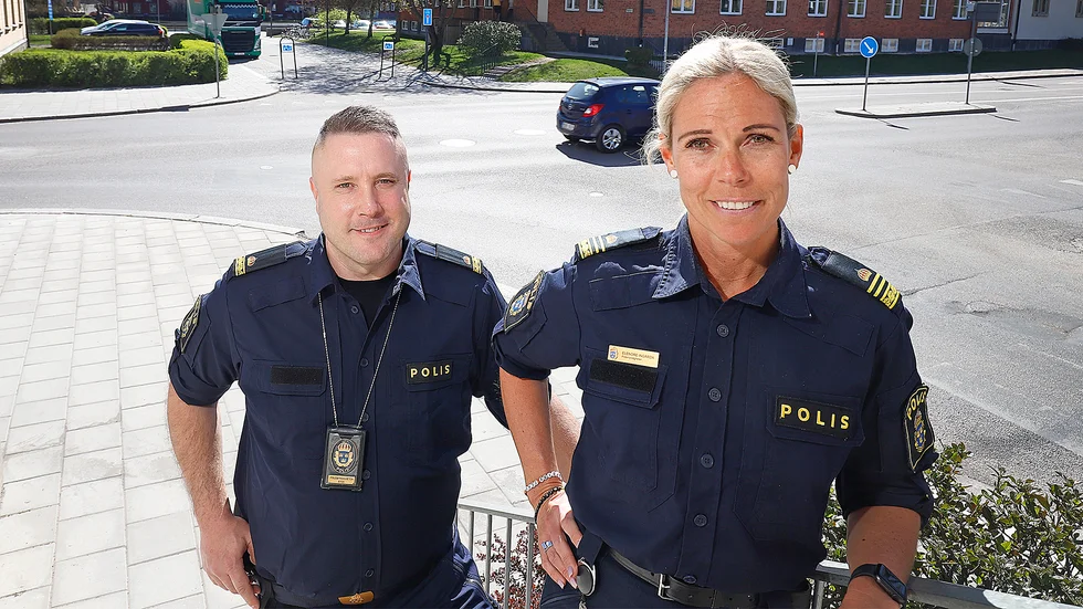 Poliserna Peter Sigurd och Elenore Ingårda vill ha nya medarbetare till Eskilstuna och Strängnäs. På måndag kväll arrangerar de rekryteringsträff via Eskilstunapolisens facebooksida.