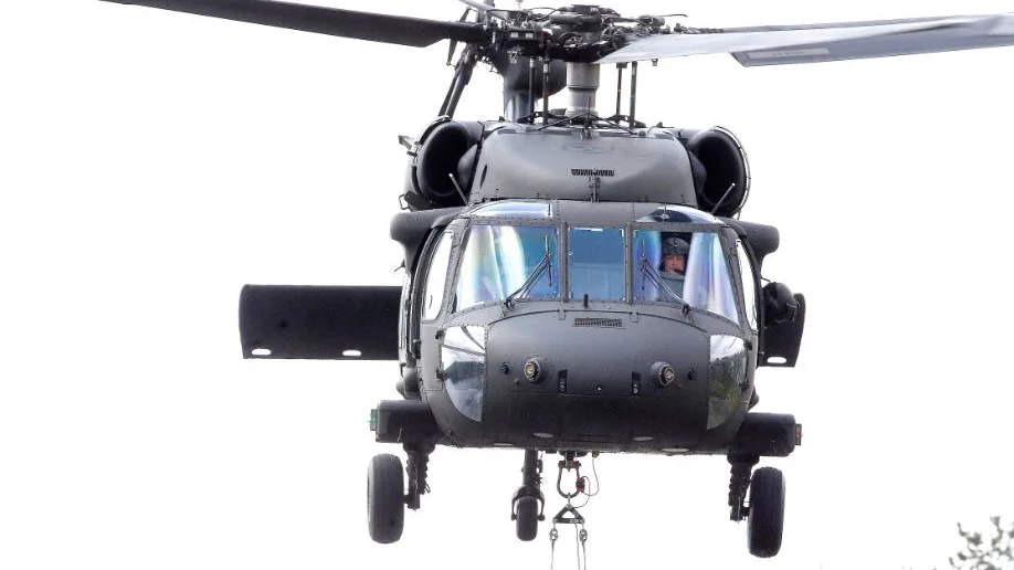 Helikopterflottiljen på Malmen har transporterat en covid-19-patient i en Black Hawk-helikopter. 