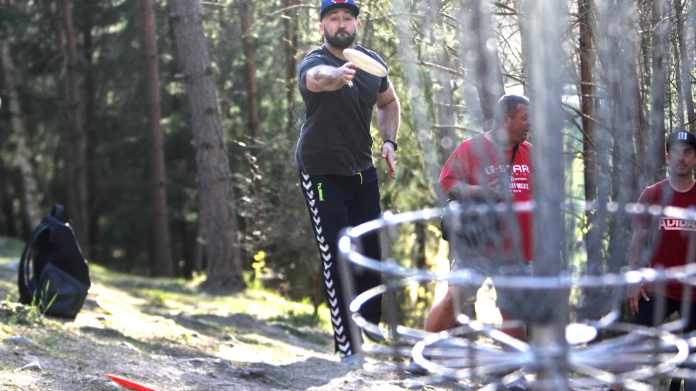 Martin Målgren från Eskilstuna är i full färd med att sänka sin putt.