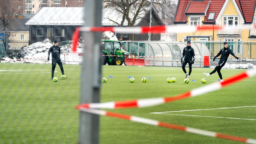 Små grupper av Rosenborgsspelare under träning i Trondheim för en tid sedan. Nu larmar norska fotbollförbundet om läget och begär krisstöd hos regeringen. Arkivbild.
