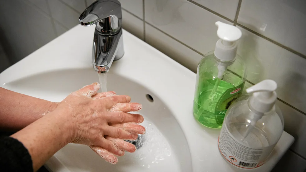 Män är sämre på att ändra sitt beteende med anledning av coronapandemin. Arkivbild.
