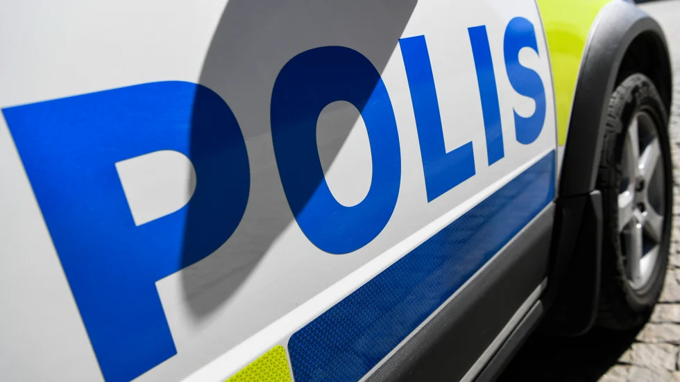 Mannen är misstänkt för sex olika brott, relaterade till knark, dopning och knivar.