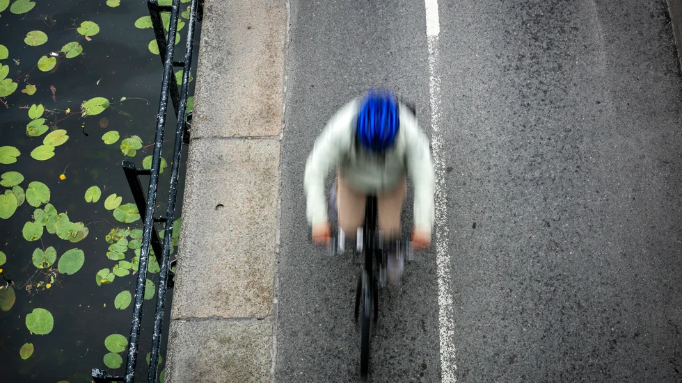 Insändarskribenten vill se ett lagstadgat hjälmtvång på cykel och elcykel även för personer över 15 år. 