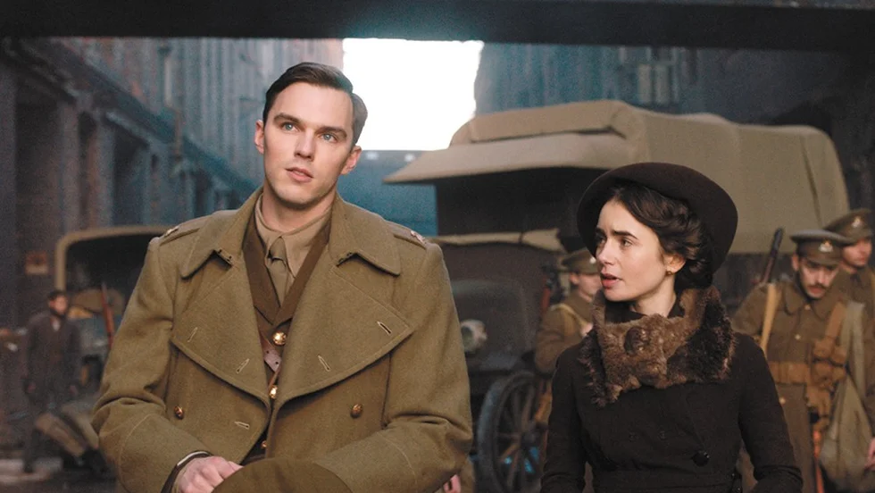 Nicholas Hoult som JRR Tolkien och Lily Collins som Edith Bratt i "Tolkien", som aldrig visades på svenska biografer. 