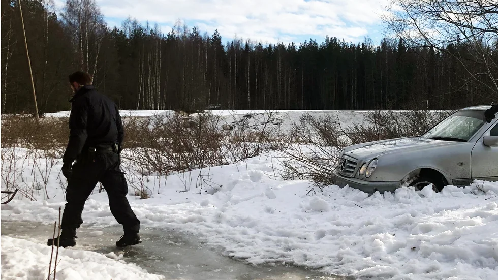 Polis på plats efter att 30-åringens bilfärd stoppats med hjälp av en spikmatta.