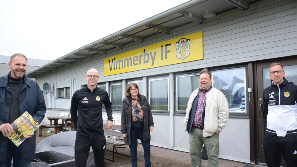 På tillräckligt avstånd men överens i sak om föreningslivets betydelse. Fr.-v Tomas Kronståhl (S), Stefan Bragsjö VIF, Helen Nilsson (S), Peter Vretlund (S) och David Lindgren VIF.