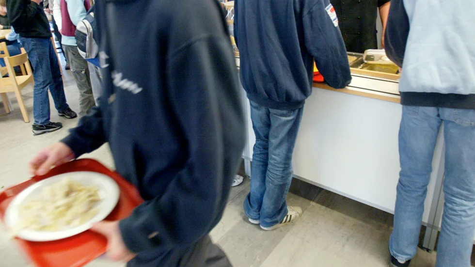 Olika åtgärder har vidtagits för att minska trängseln i skolmatsalar. Bilden är från ett 