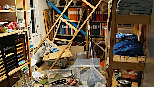  Tjuvarna stökade runt i Friluftsfrämjandets förrådskontor.