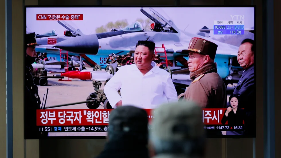 Människor i Sydkorea tittar på tv-rapportering om Nordkoreas diktator Kim Jong-Un under tisdagen.
