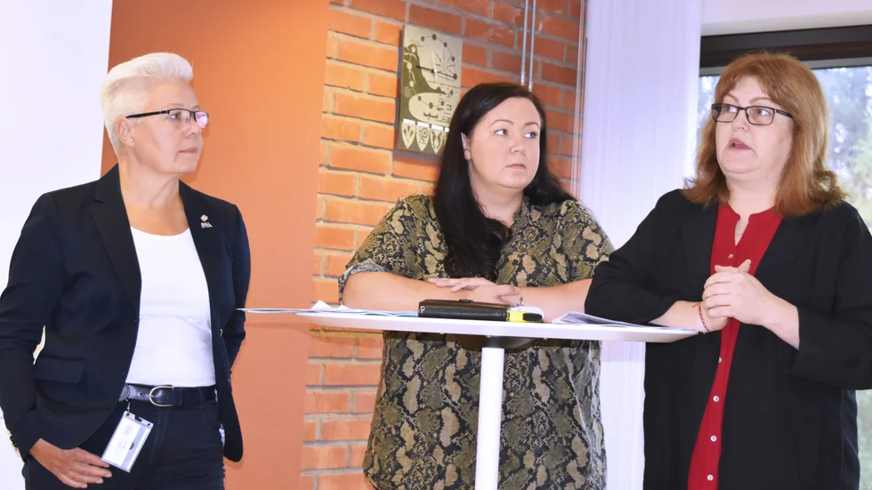 Carina Sundbom (C), Charlotta Enqvist (KD) och Christina Soldan (L) presenterade Alliansens skuggbudget tillsammans med Andreas Löwenhöök (M).