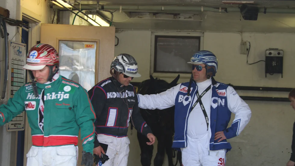 Hannu Torvinen (grönt) avslutade G75-spelet på Solvalla. Ulf Ohlsson (svart) öppnade och tränaren Petri Salmela kunde sitta hemma i Torneå och räkna in fyrtalet "pallplatser" till stallet.