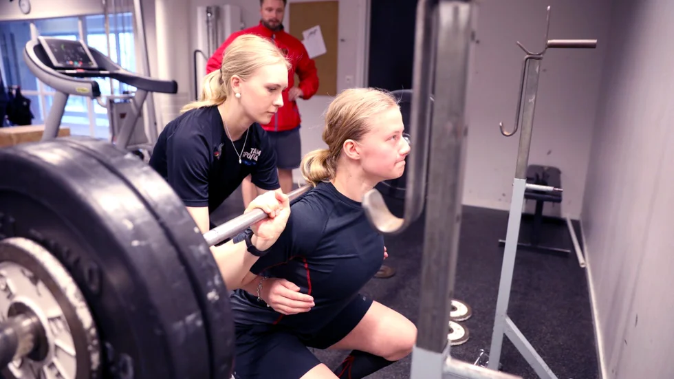 Wilma Sjölund (här uppbackad av Wilma Hjelm) hoppas kunna ta nästa kliv i Luleå Hockey/MSSK den kommande säsongen.