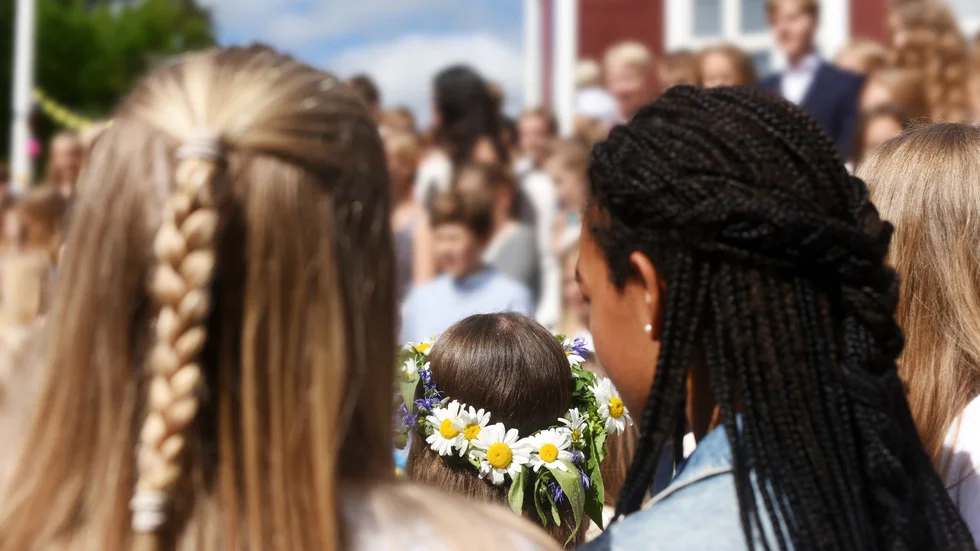 Att längta bort eller att nöja sig med det som finns på hemmaplan. Sångerna på skolavslutningen kan avspegla samhällets trend, tycker skribenten.