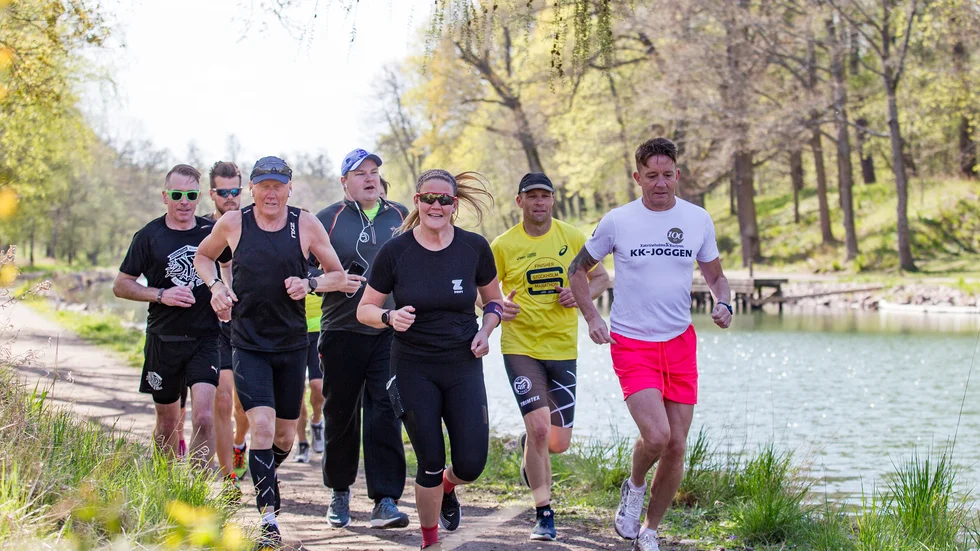 Annie Thorén i täten för Team Thoréns i inledningen av wings for life run. Motalalöparna var några av de totalt 72000 startande världen över i det virtuella loppet.