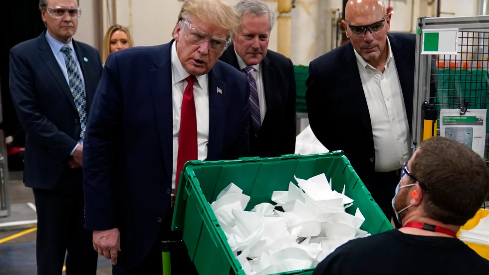 USA:s president Donald Trump visas runt på Honeywell Internationals fabrik där ansiktsmasker tillverkas.