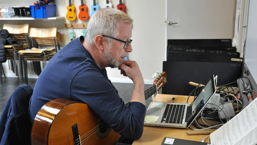 Gunnar Persson undervisar en yngre elev i gitarr. 