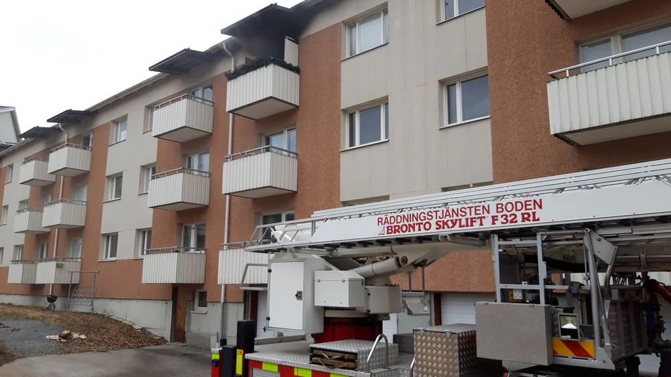 Den brottsmisstänkta kvinnans lägenhet blev totalförstörd, men hon ska i förhör ha förnekat att hon haft något med branden att göra.