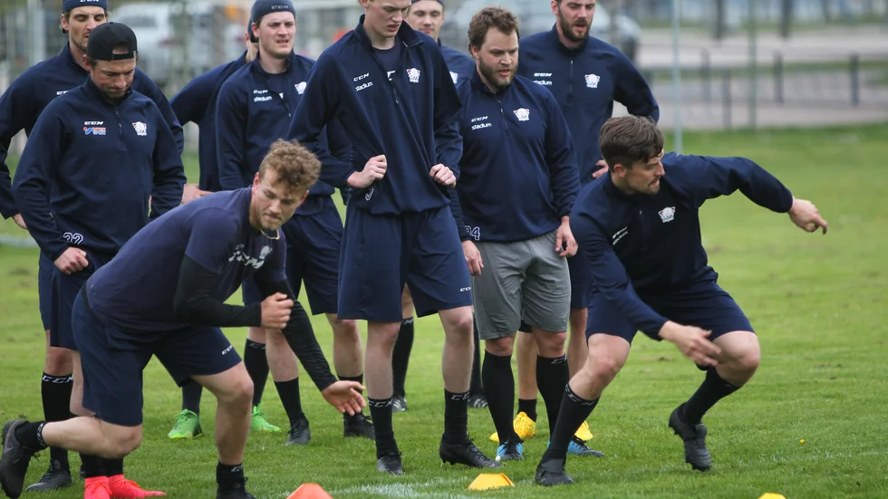 LHC-träningen i full gång på en av fotbollsplanerna på Stångebro.