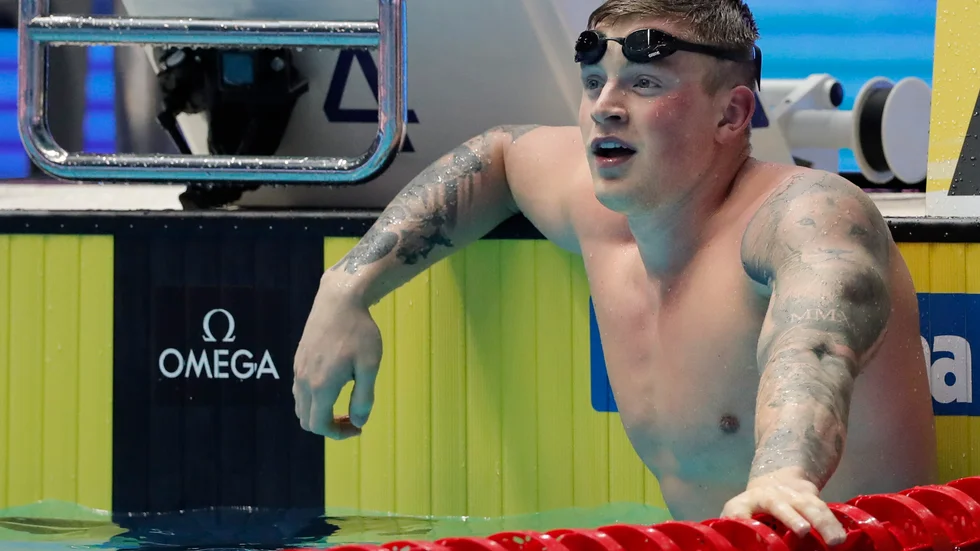 Adam Peaty efter VM-guldet på 50 meter bröstsim i fjol. Arkivbild.